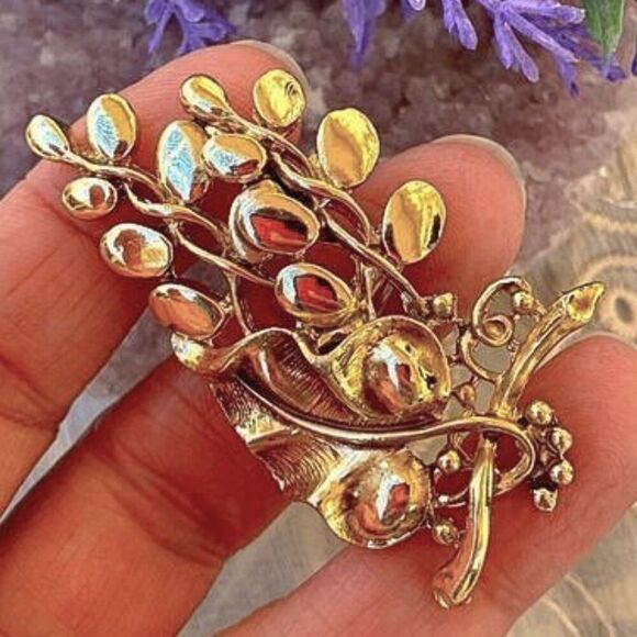 Vintage Grape Cluster Brooch in Gold Tone - Picture 3 of 7